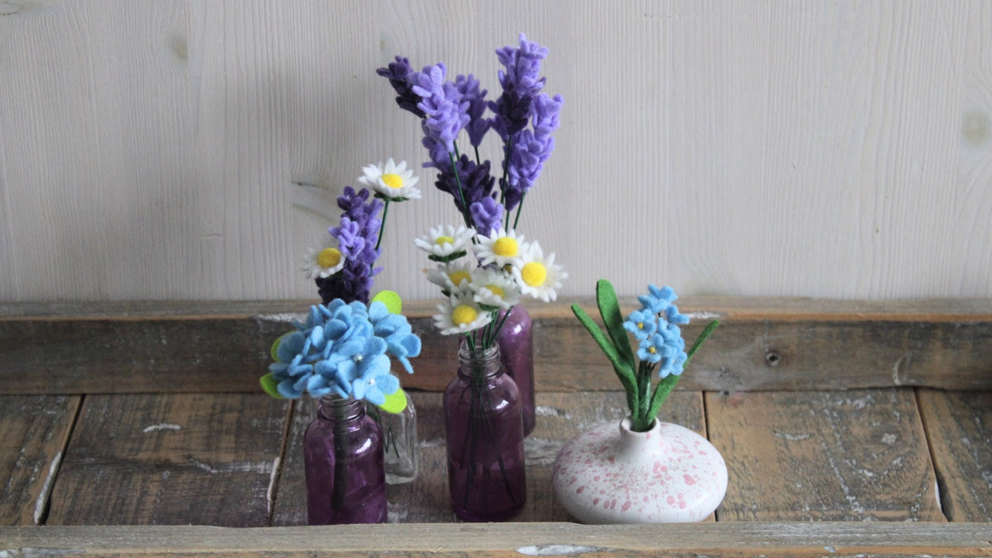 5 mini boeketjes met hortensia/lavendel/madeliefjes/vergeet-me-nietje in verschillende vaasjes op houten ondergrond en lichte achtergrond