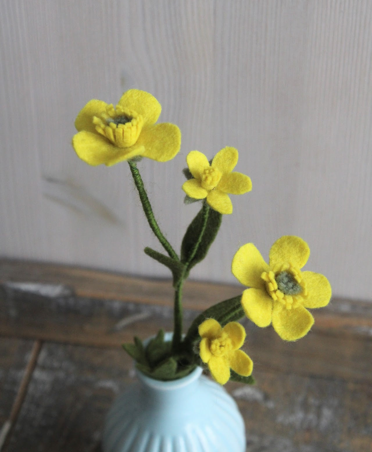 Boterbloem van geel vilt, handgemaakt en ideaal voor een duurzaam bloemenboeketje.