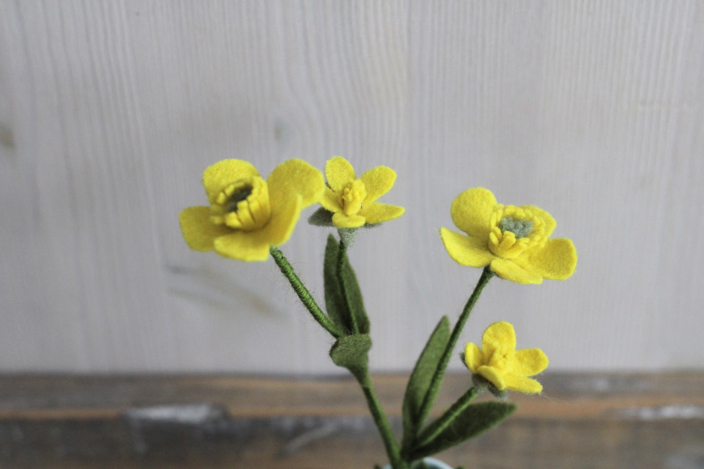 Boterbloem van vilt, handgemaakt en ideaal voor een duurzaam bloemenboeketje.