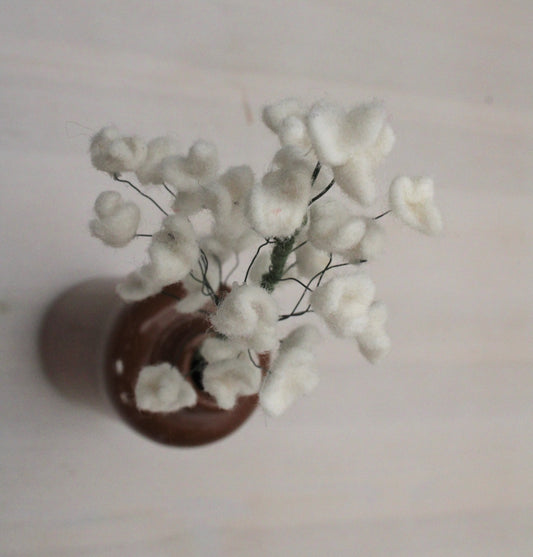 Viltbloemen gipskruid, perfect als duurzame decoratie of in een boeket, handgemaakt in een bruine vaas met een lichte achtergrond