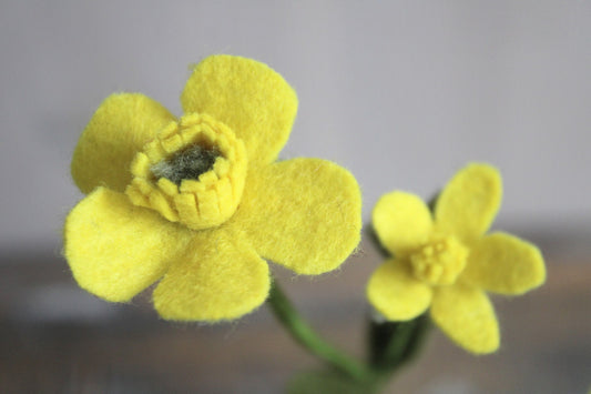Boterbloem van vilt, handgemaakt en ideaal voor een duurzaam bloemenboeketje.