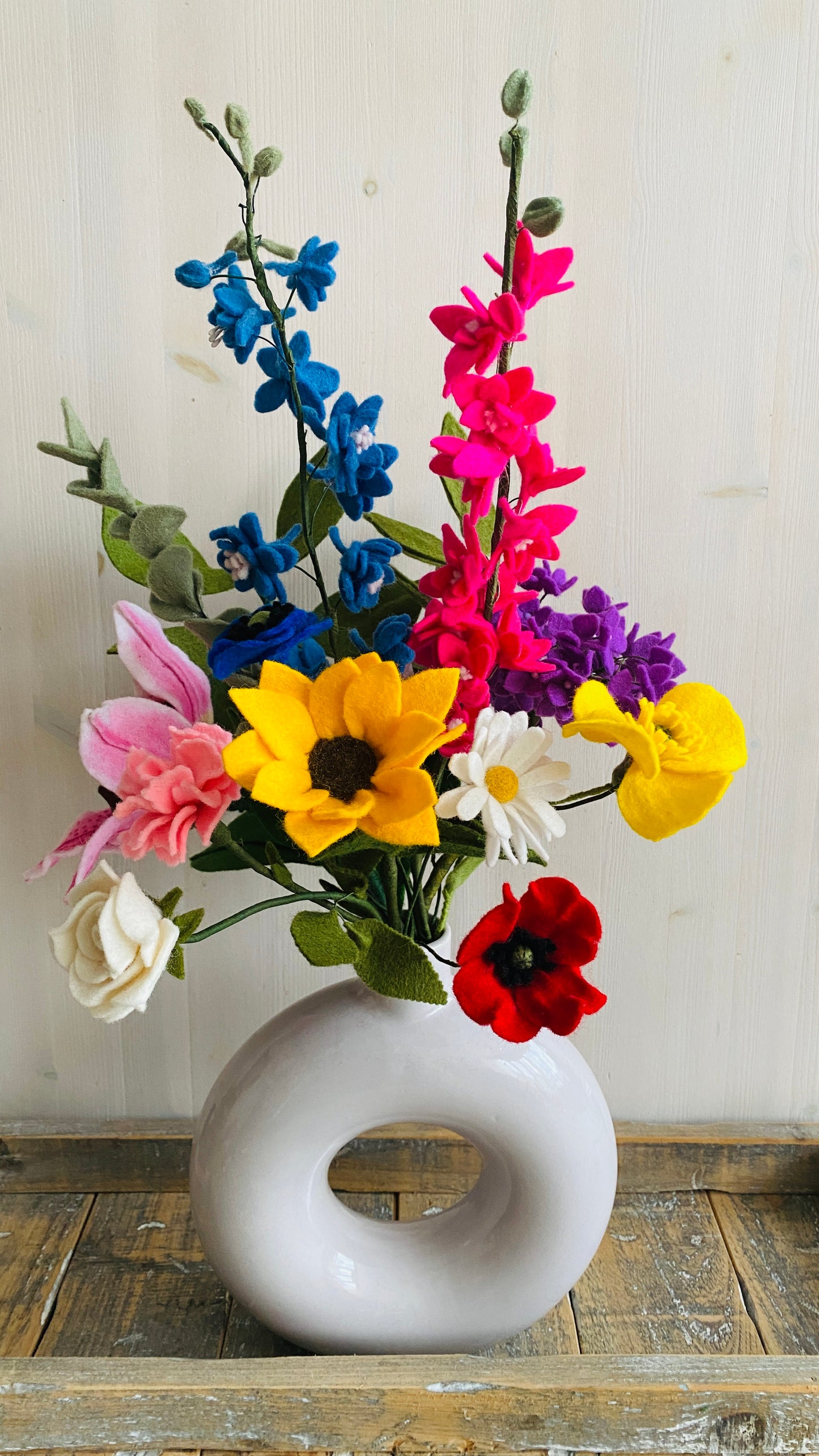 Handgemaakte Vilten Ridderspoor – speelse elegantie die blijft