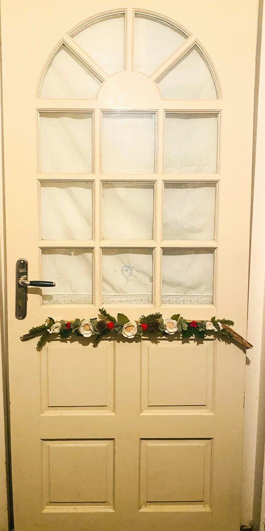 Decoratieve tak met vilten kerstbloemen en groen – originele kerststijl