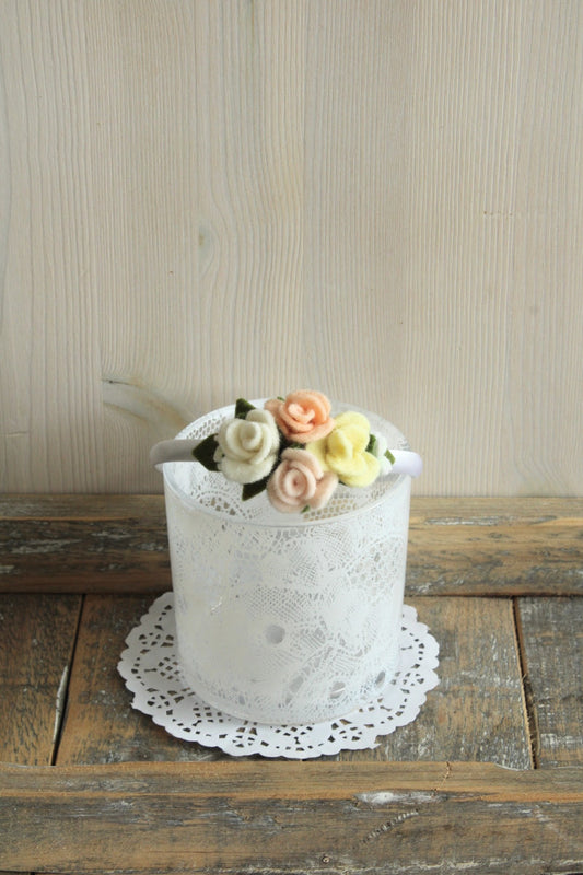 Haarbanden met verschillende viltbloemen