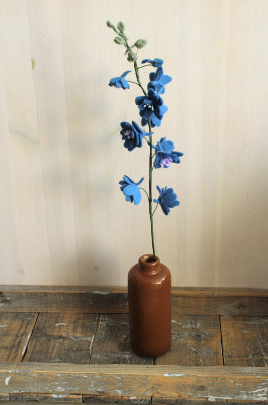 Handgemaakte Ridderspoor van vilt