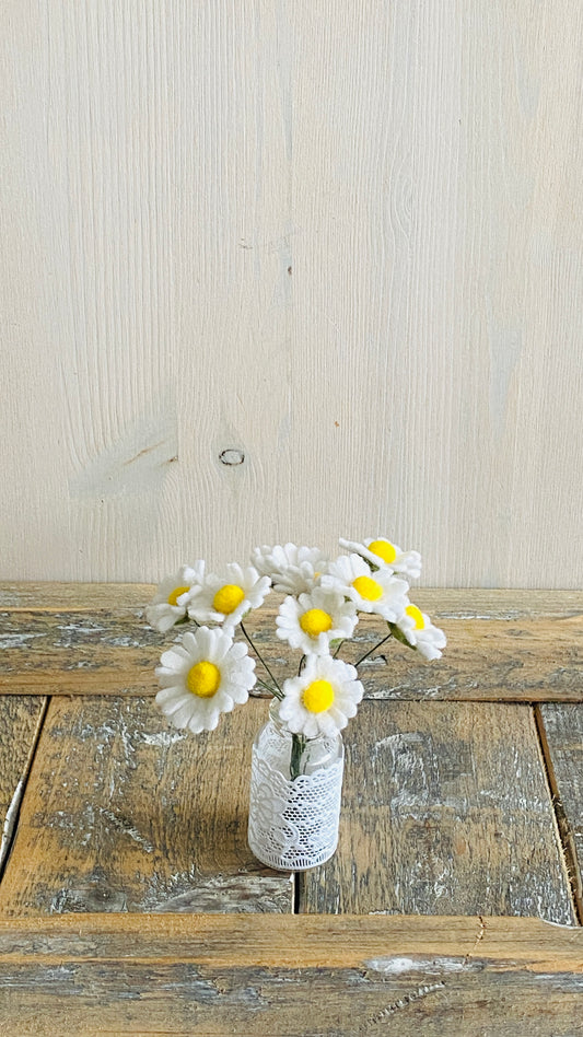 Boeketje van vilten madeliefjes