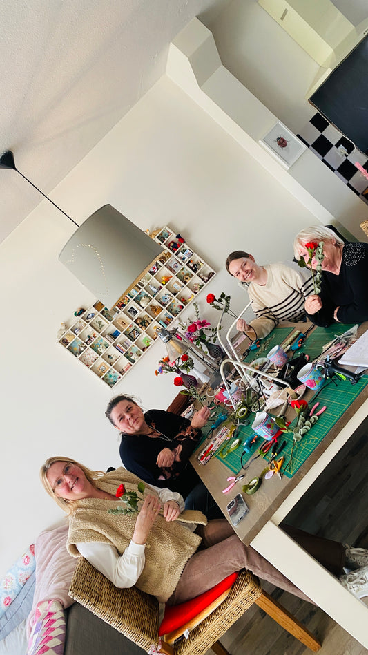 een roos met eucalyptustak maken tijdens een workshop viltbloemen maken gegeven door het vitbloemenatelier in Uithoorn