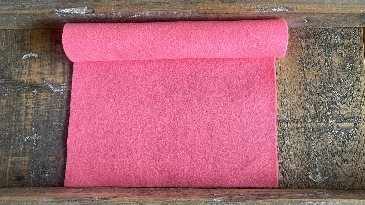 Rolletje wolvilt in de kleur roze nummer 02 op een houten ondergrond voor het maken van viltbloemen, zoals vilten roos, vilten anemoon, vilten pioenroos, hortensia van vilt
