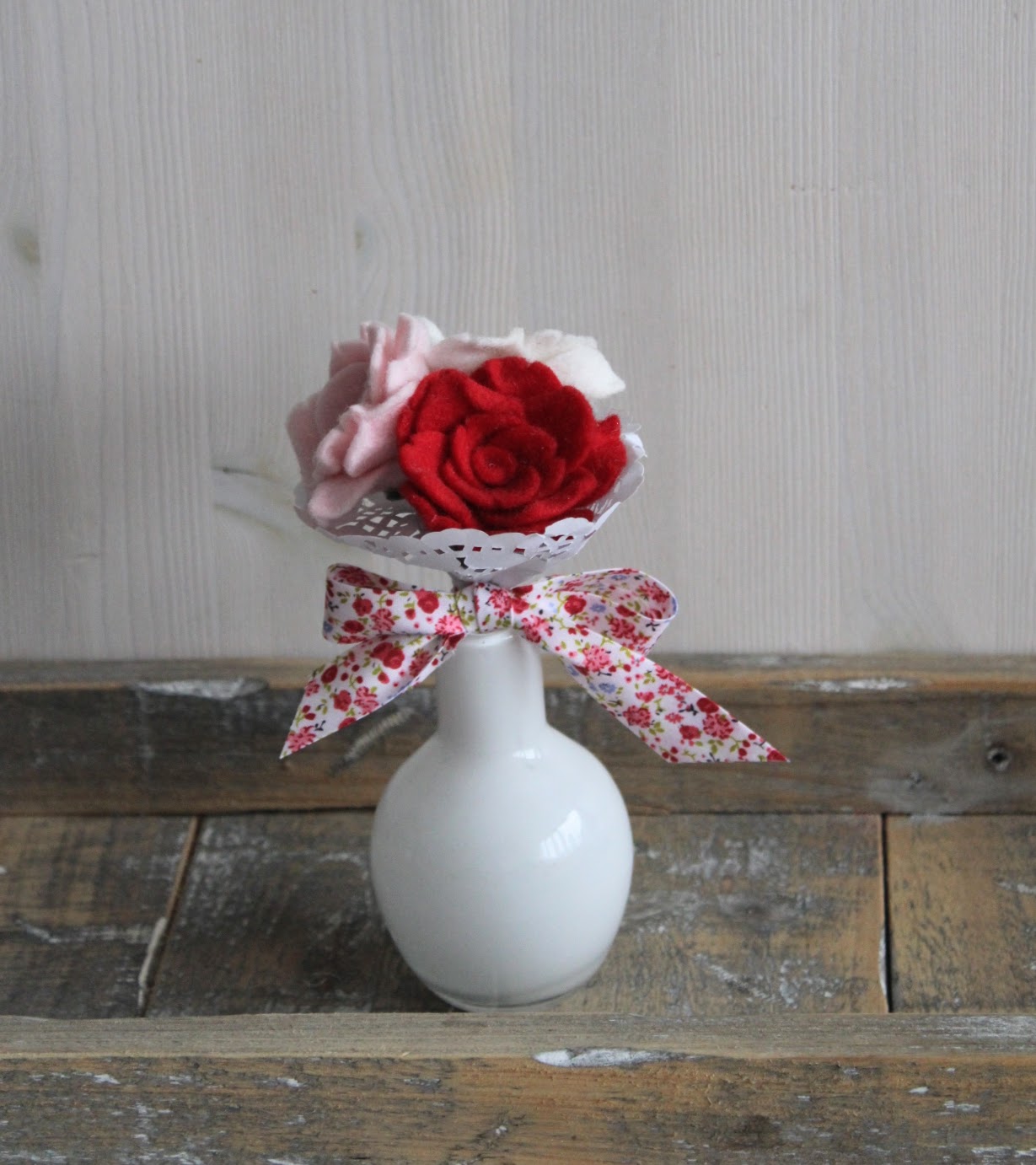 Creatief geschenk idee: handgemaakt vilten biedermeiertje met drie roosjes in rood, roze en wit met een gebloemde strik