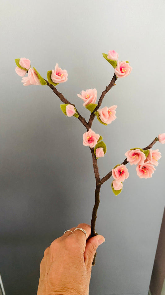 resultaat van een zelfgemaakte bloesemtak tijdens een workshop gegeven door het vitbloemenatelier in Uithoorn