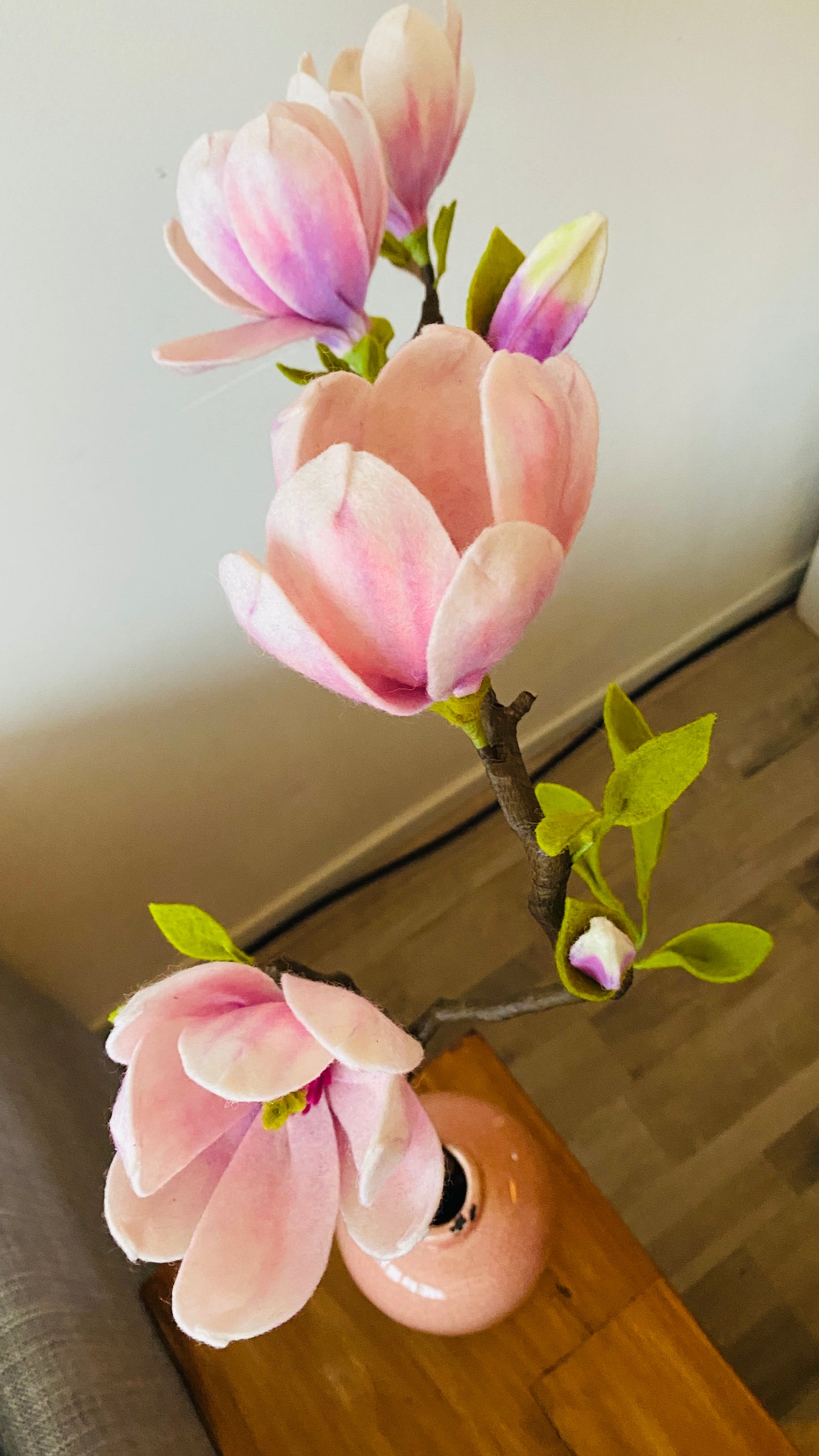 Magnoliatak handgemaakt van 100% wolvilt. de bloemen zijn bevestigd op een echte tak