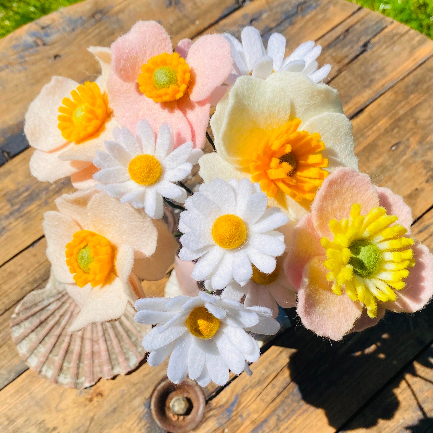 Boeket viltbloemen "Anemoon/margiet"