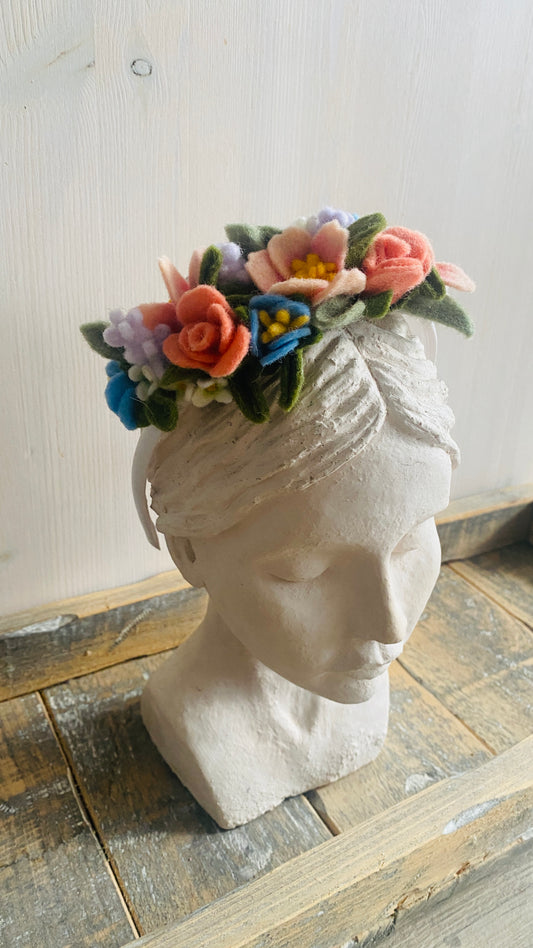 Haarband met handgemaakte viltbloemen voor bijvoorbeeld communie