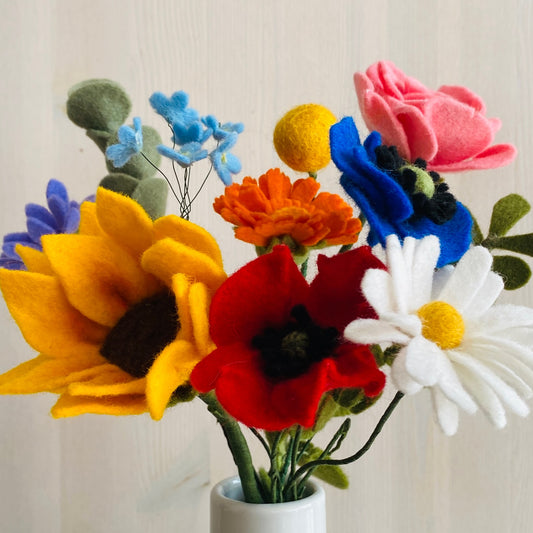 Handgemaakt viltbloemen boeketje met verschillende kleuren en soorten viltbloemen ook te verkrijgen als abonnement compact