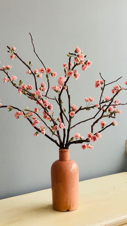 hele bos handgemaakte kersenbloesem takken met heel veel handgemaakte roze bloemetjes