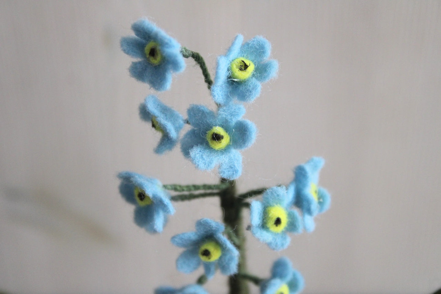 Handgemaakte vilten vergeet me nietje met blauwe bloemetjes en een geel hartje. Perfect als duurzame decoratie of als onderdeel van een viltbloemenboeketje