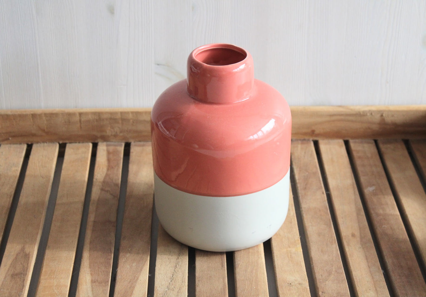 Terracotta-beige vaas perfect voor handgemaakte viltbloemen door smalle bovenkant op een houten ondergrond