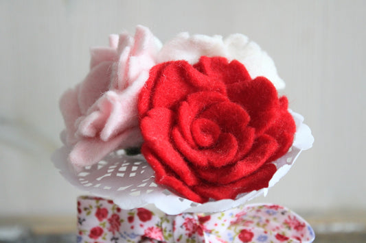 Creatief geschenk idee: handgemaakt vilten biedermeiertje met drie roosjes in rood, roze en wit met een gebloemde strik