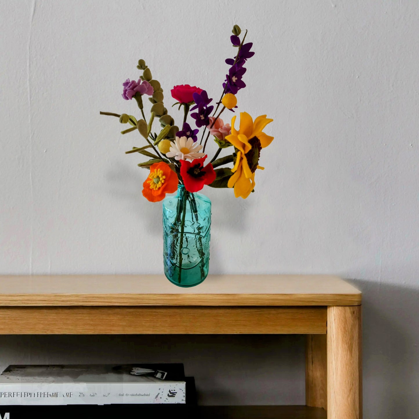 voorbeeld boeket voor viltbloemen abonnement classique met 10-12 verschillende viltbloemen plus bladgroen