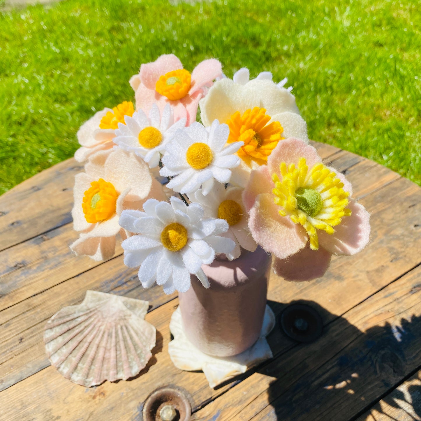 Boeket viltbloemen "Anemoon/margiet"