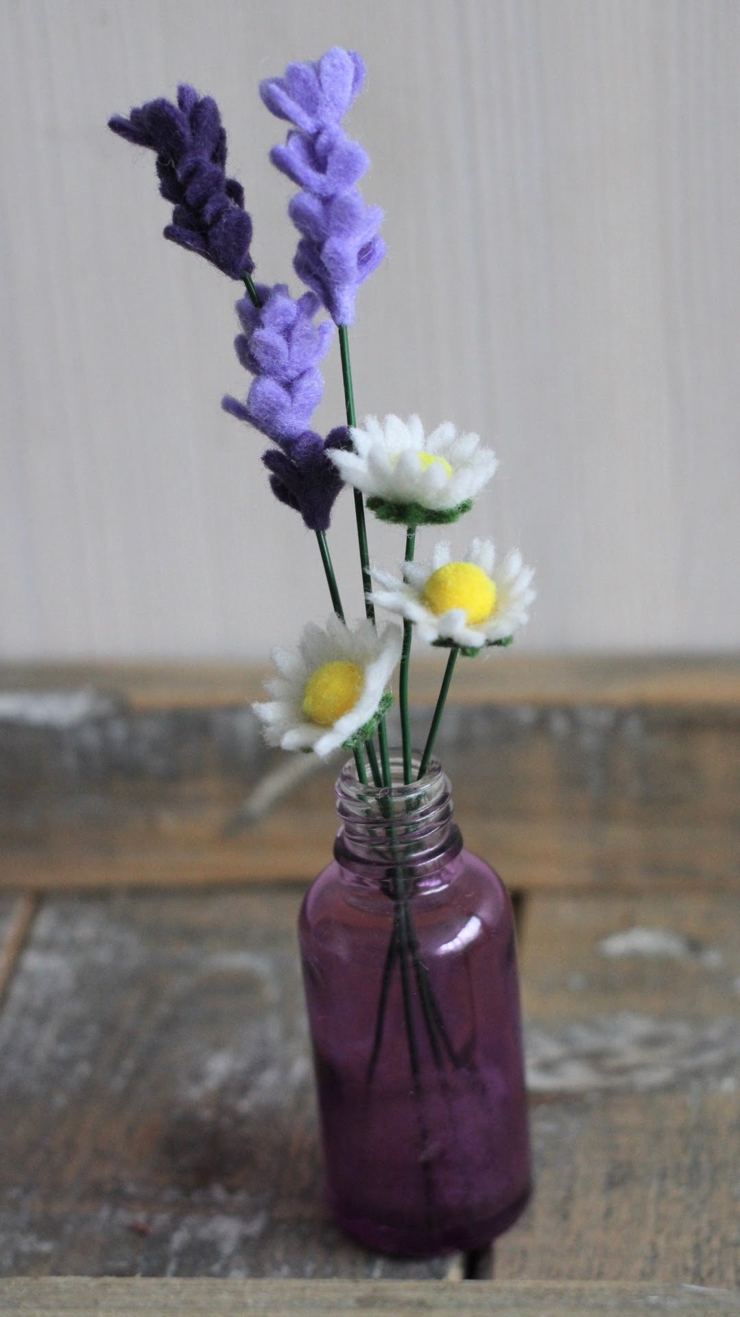 handgemaakt boeketje viltbloemen met madeliefjes en lavendel