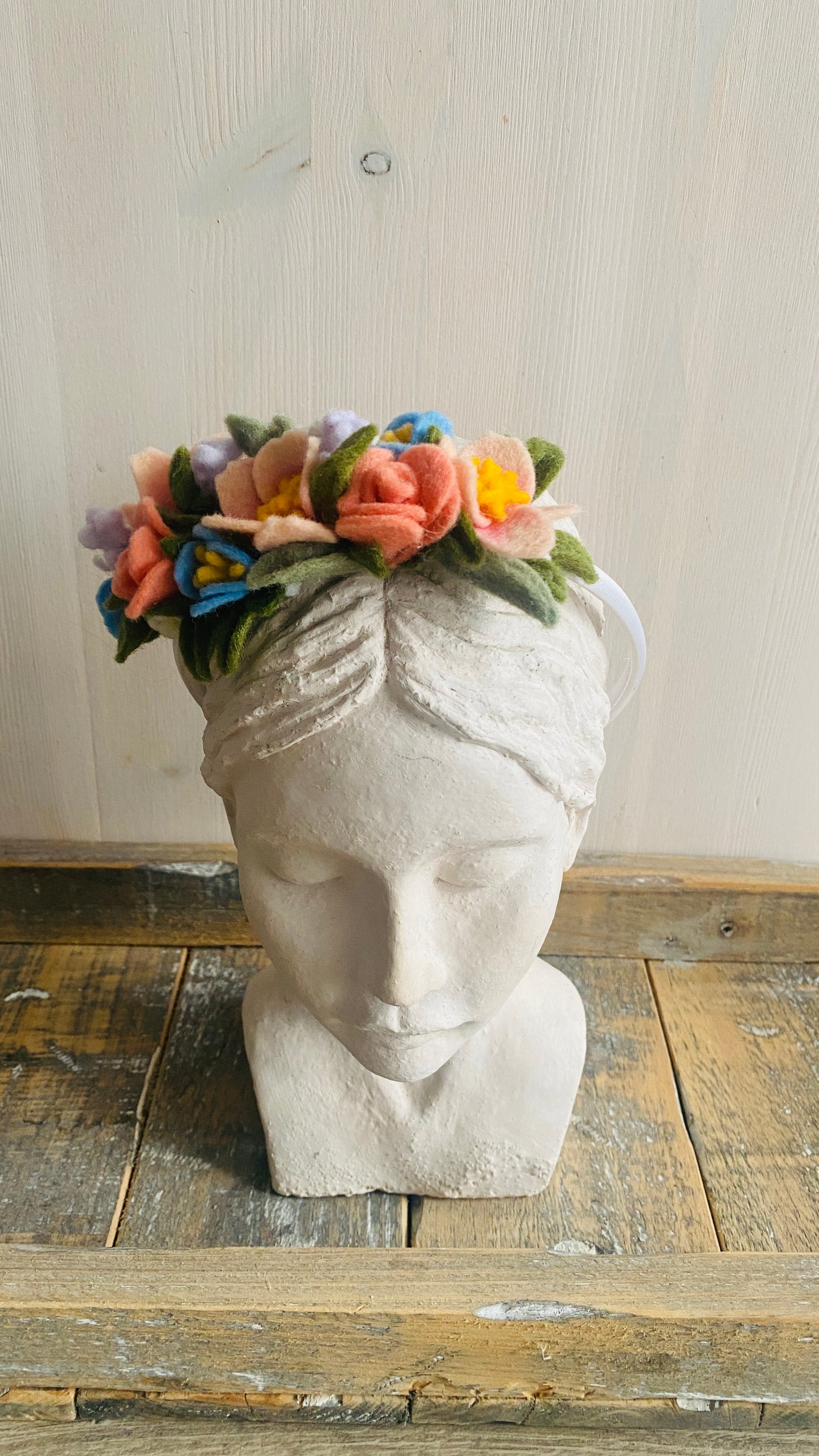 Haarband met verschillende viltbloemen, perfect voor een bruidsmeisje of voor de eerste communie