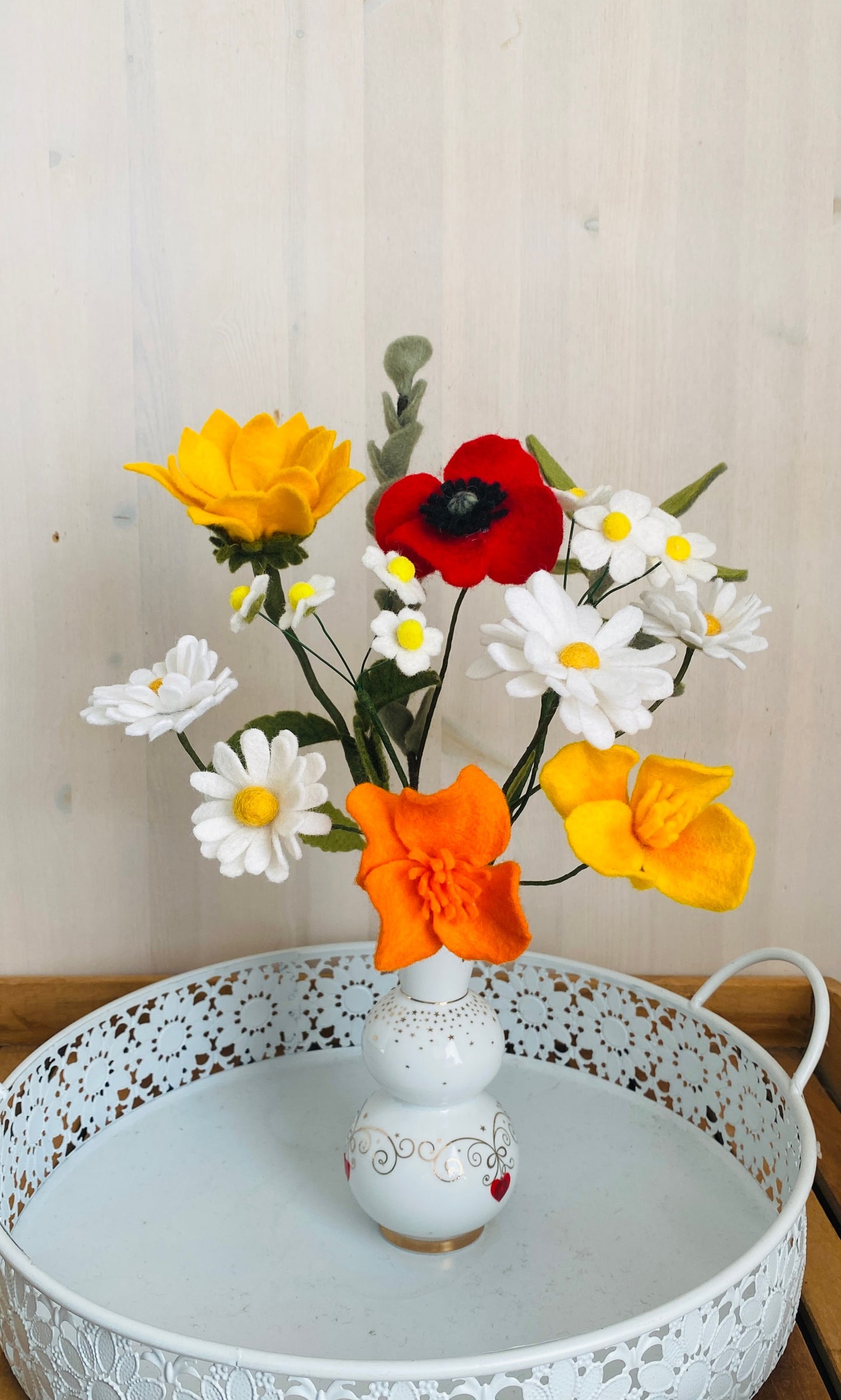 handgemaakt boeket bloemen van vilt zomer met klaprozen, zonnebloem, margriet, kamille en eucalyptus