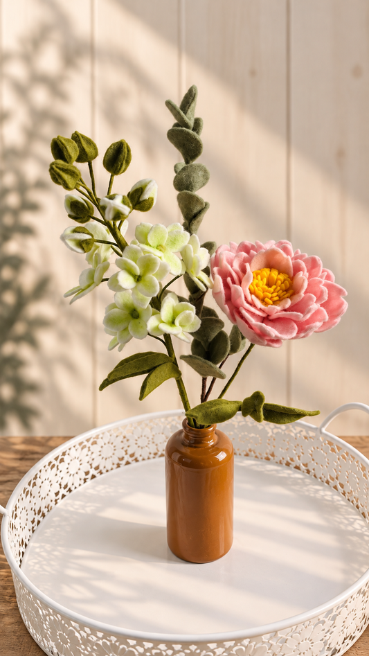 luxe viltbloemenboeket zonder gif met pioenroos violier en eucalyptus handgemaakt