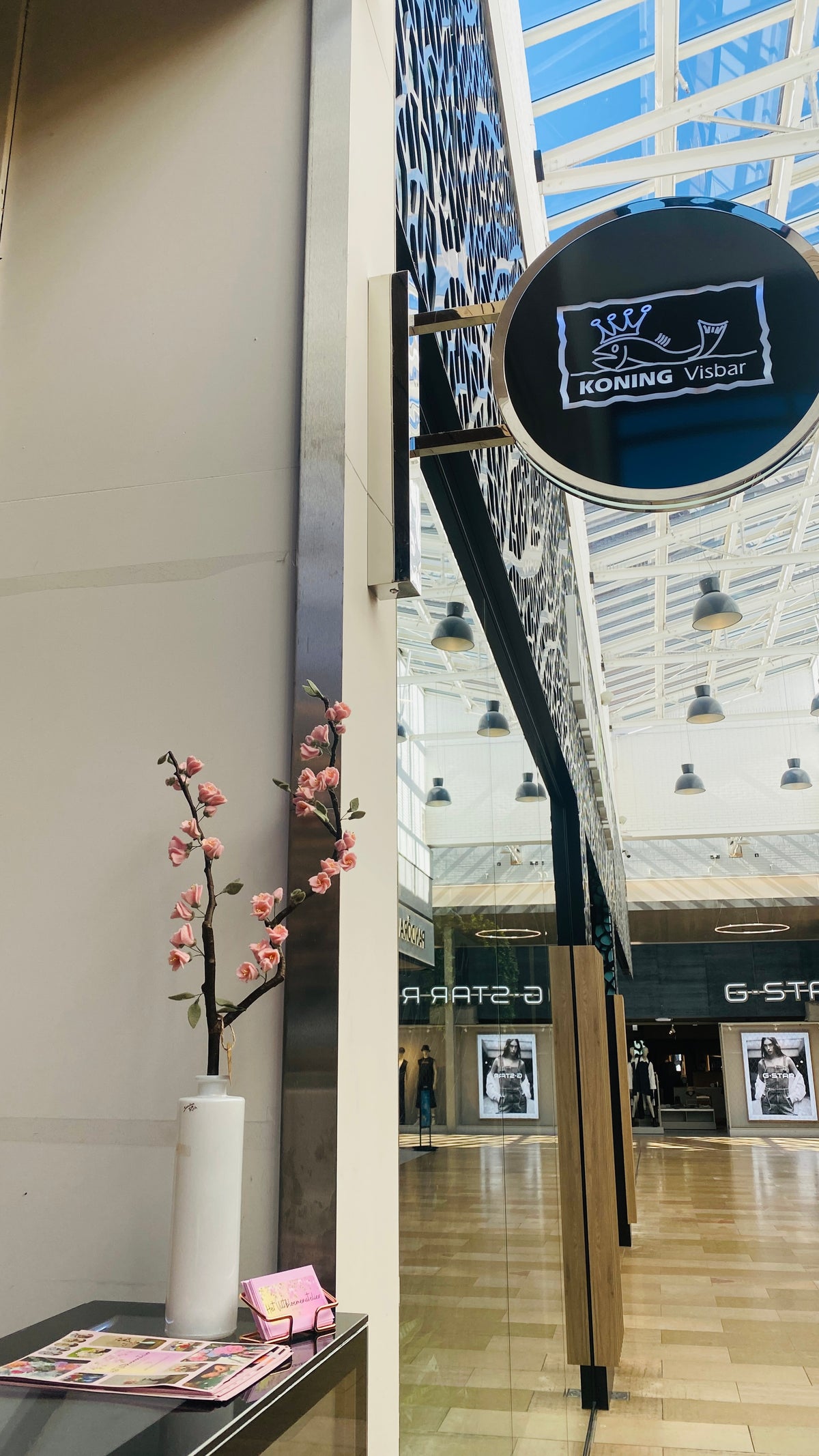 handgemaakte bloesemtak van Het Viltbloemenatelier bij Koning de visspecialist in amstelveen