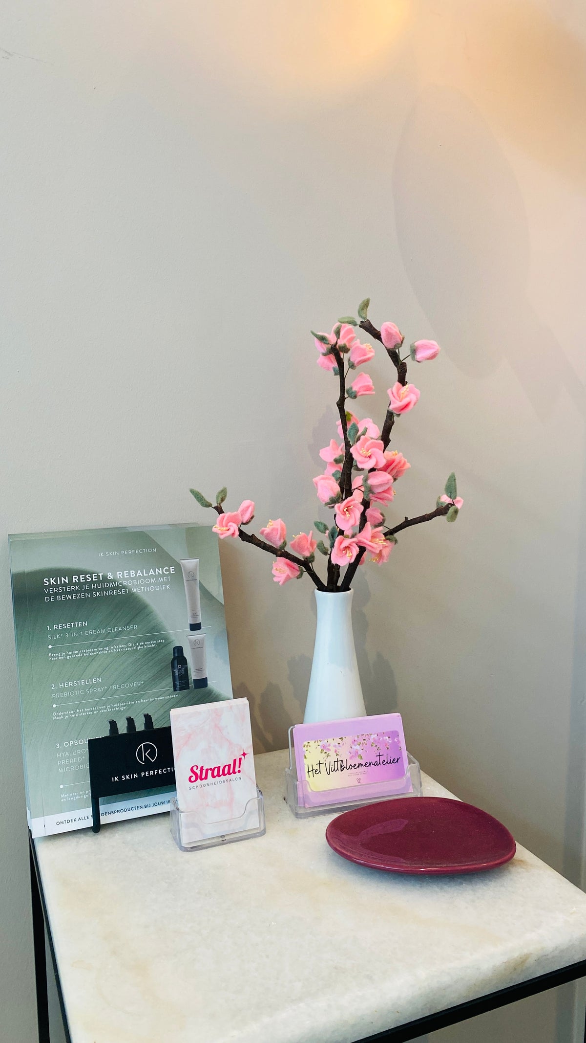 handgemaakte bloesemtak van Het Viltbloemenatelier bij Salon Straal Amstelveen