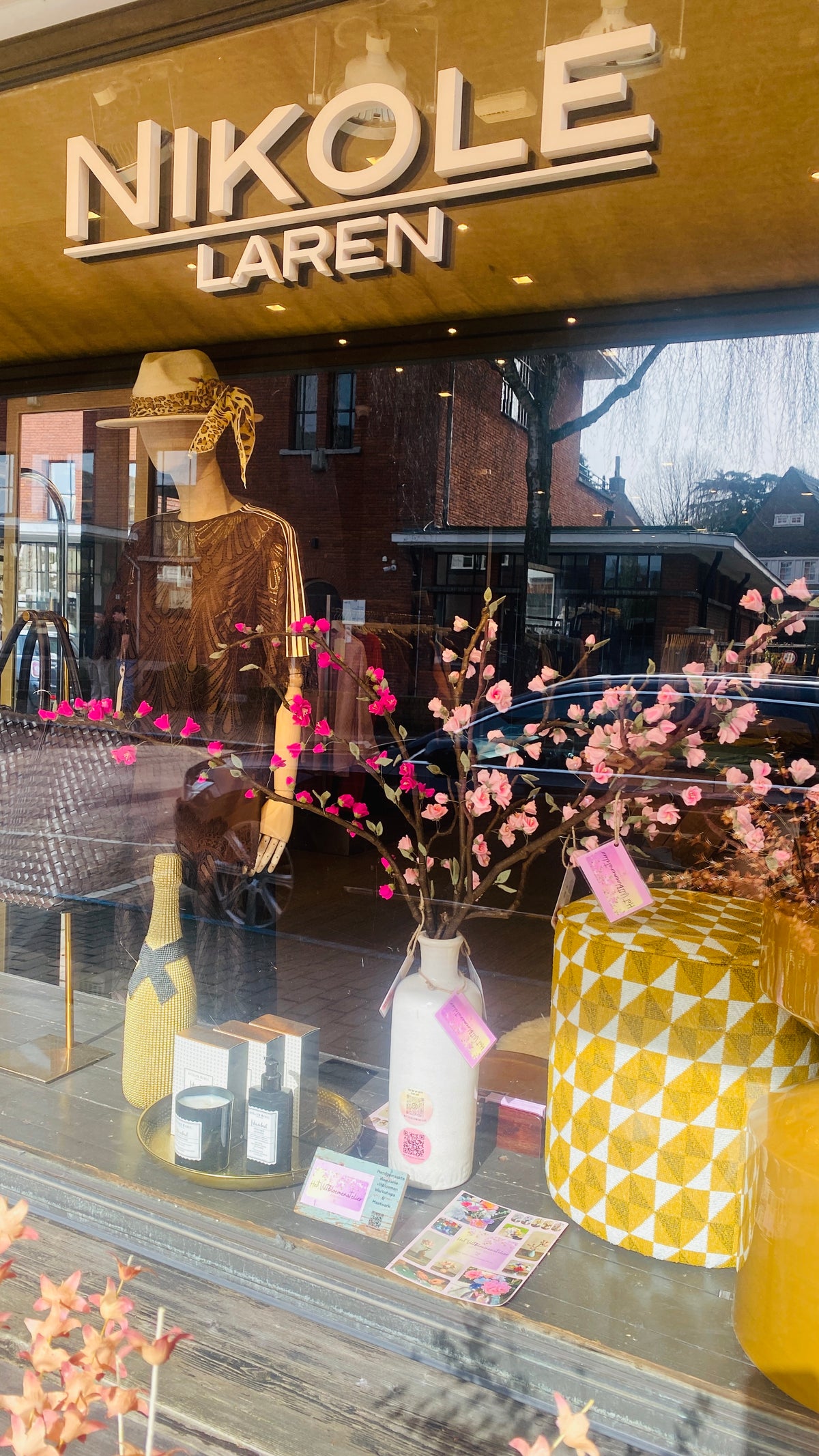Handgemaakte bloesemtakken van Het Viltbloemenatelier in de etalage bij Nikole Laren