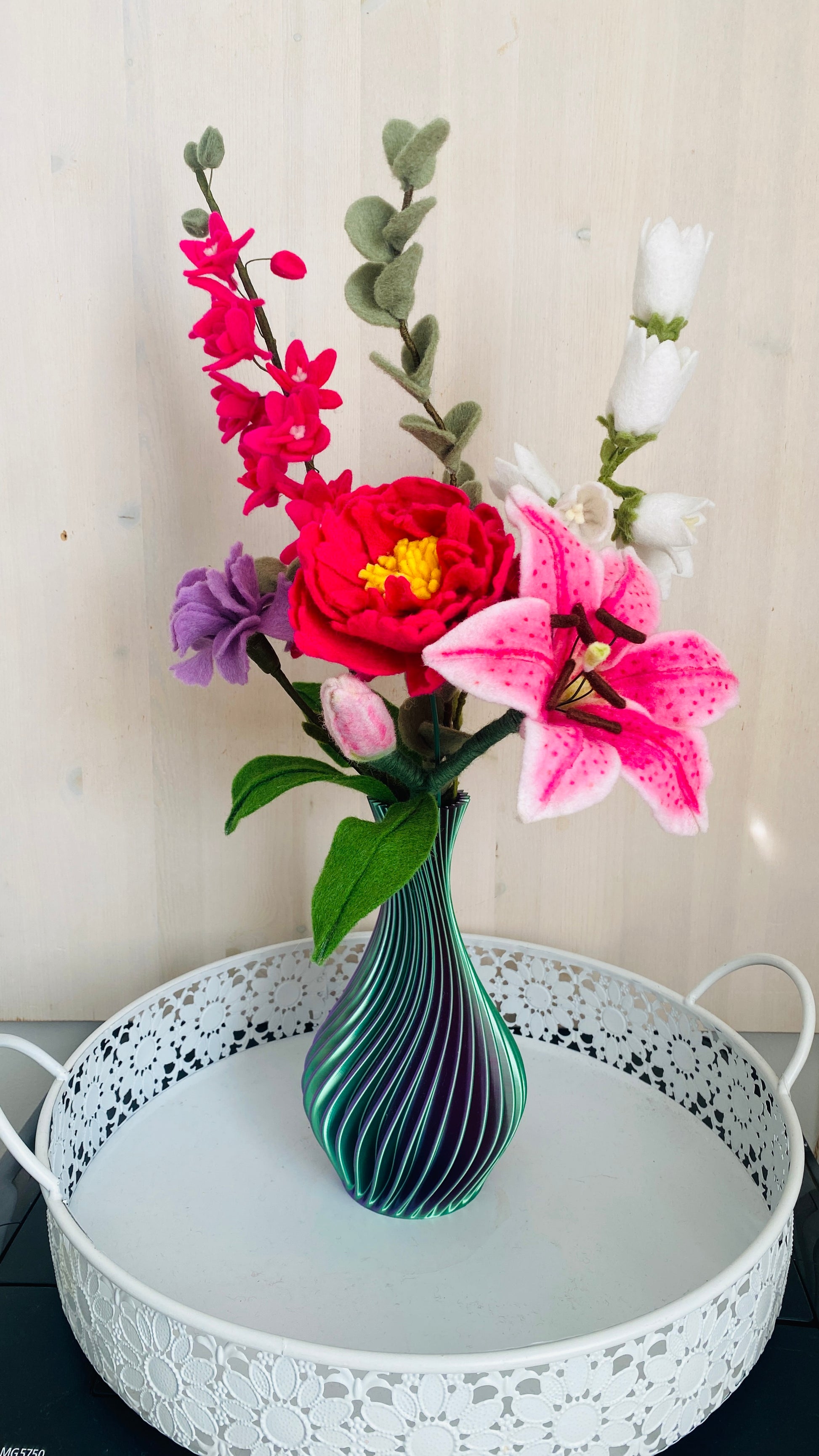 handgemaakt duurzaam boeket viltbloemen met tijgerlelie in roze kleuren