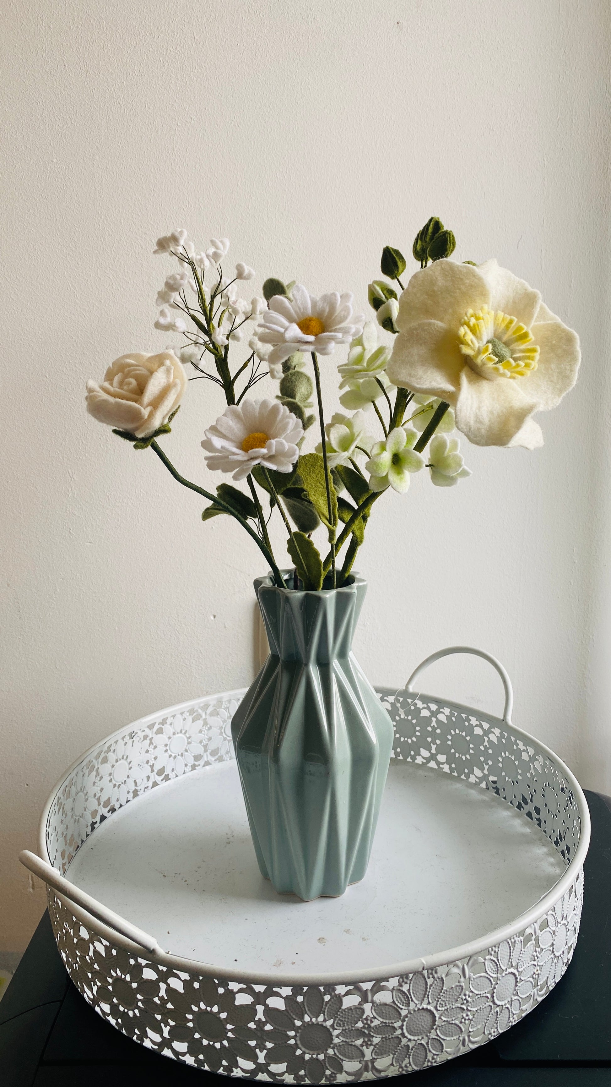 luxe gifvrij viltbloemen boeket met violier anemoon gipskruid margriet eucalyptus