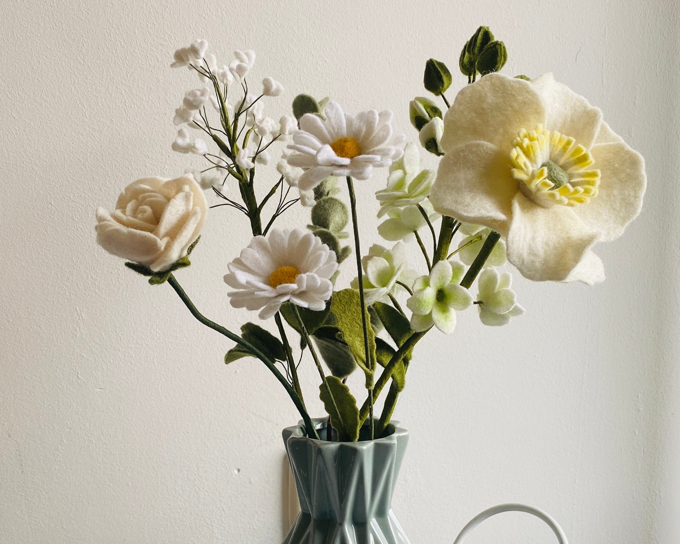 luxe gifvrij viltbloemen boeket met violier anemoon gipskruid margriet eucalyptus