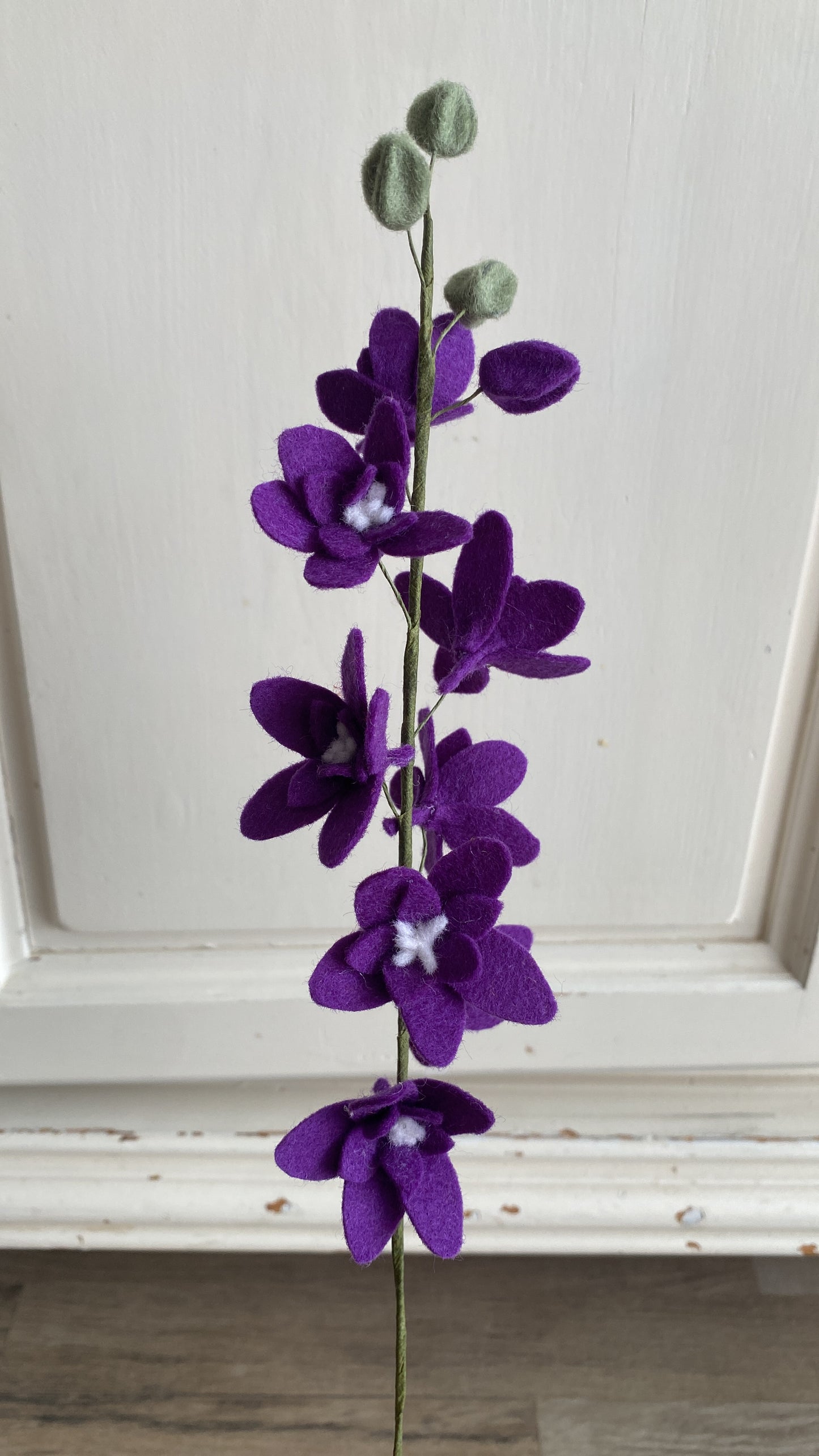 Handgemaakte Vilten Ridderspoor – speelse elegantie die blijft