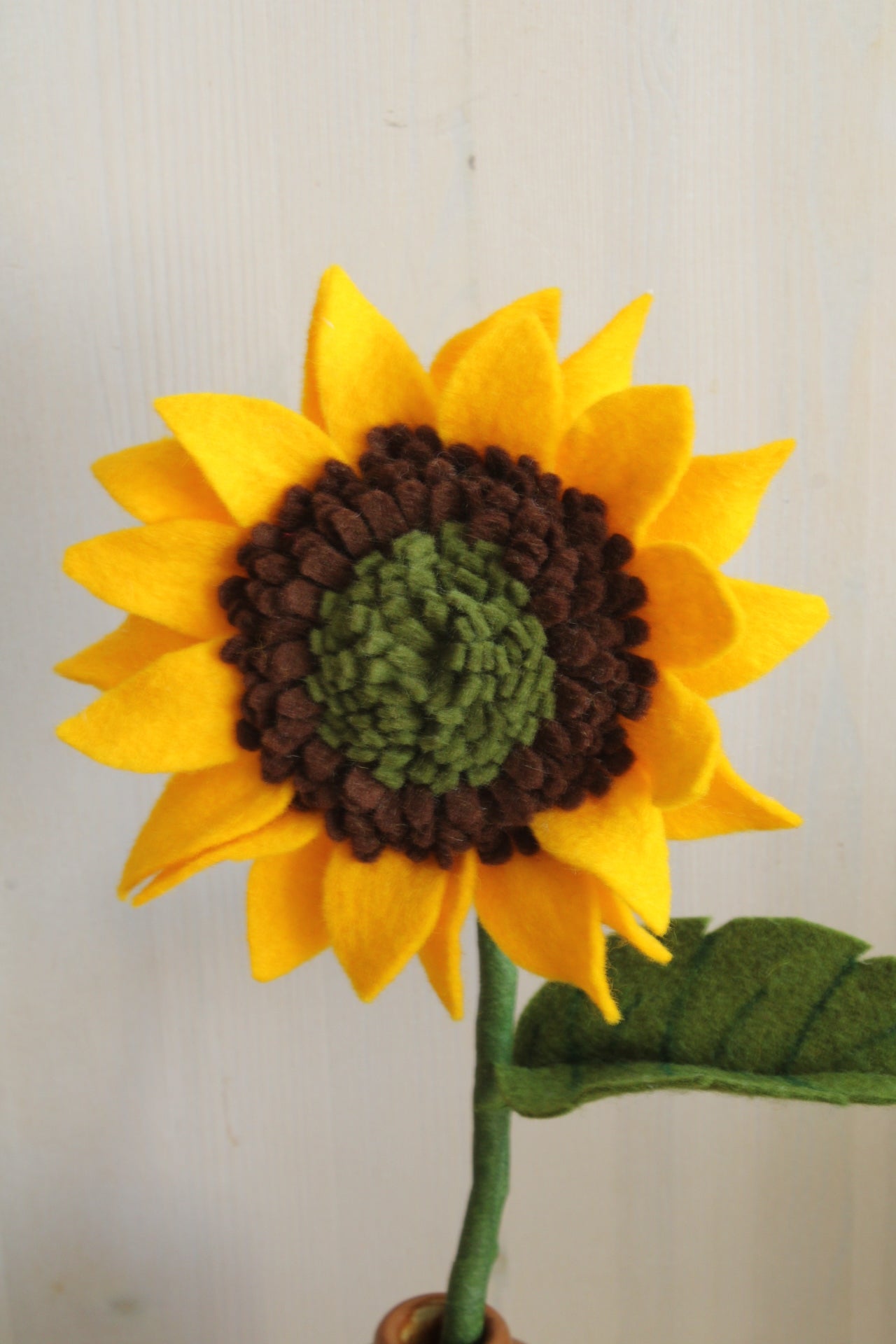 Grote zonnebloem handgemaakt van vilt