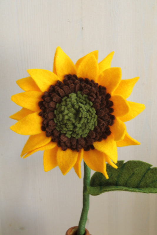 Grote zonnebloem handgemaakt van vilt