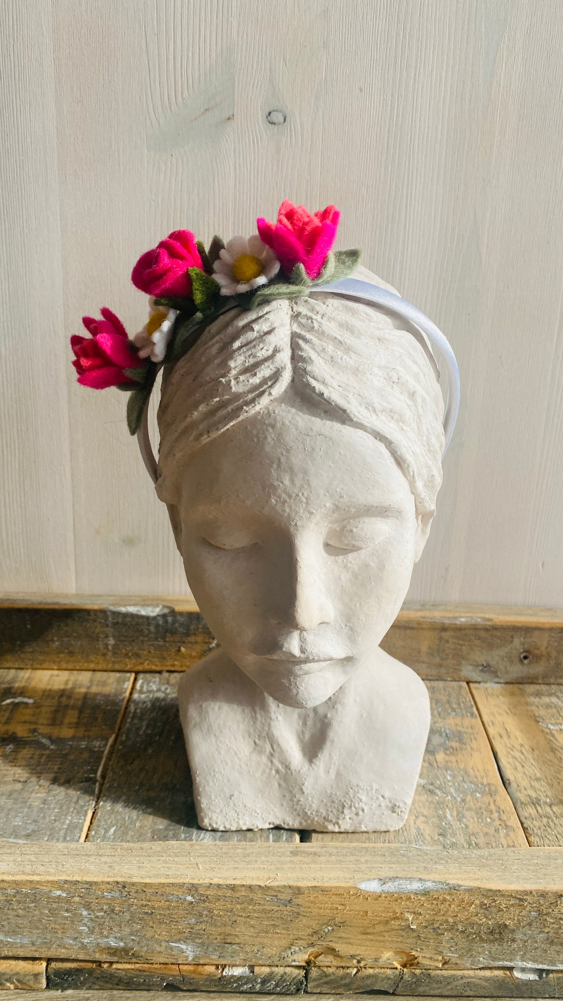 Handgemaakte viltbloemen bevestigd op een haarband speciaal voor bruiloft en partijen
