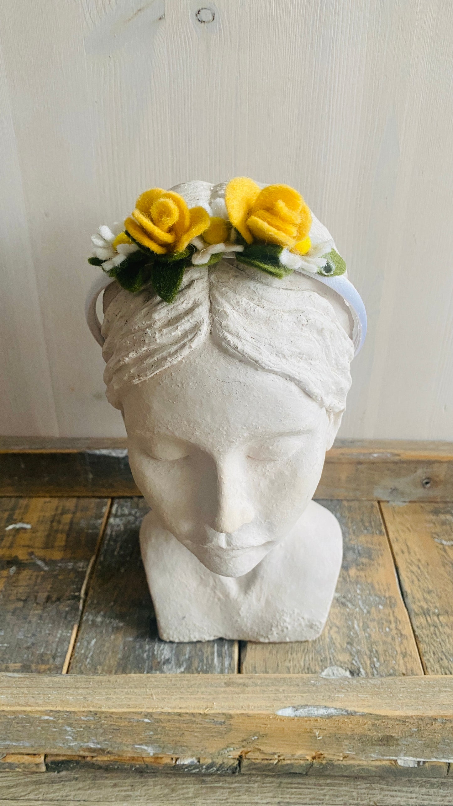 haarband met viltbloemen, gele handgemaakte roosjes