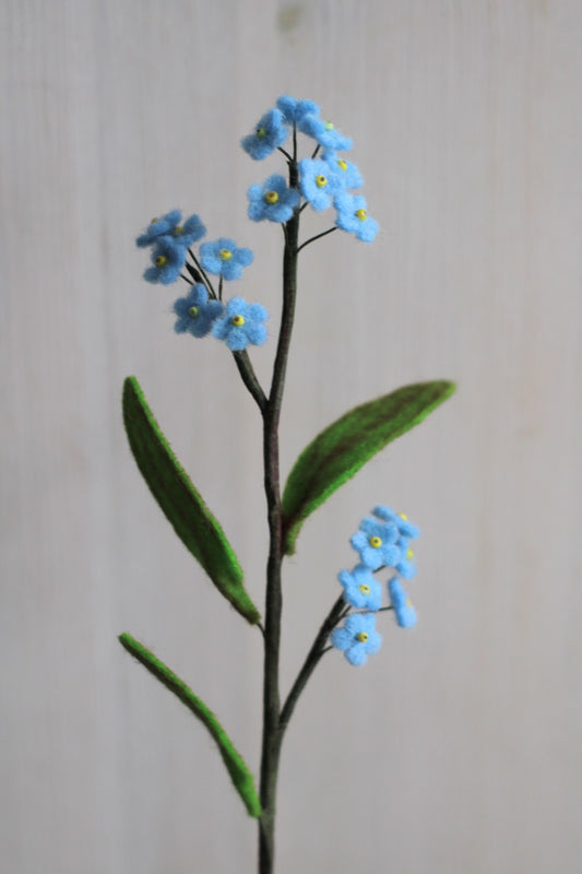 handgemaakt vergeet me nietje van 100% wolvilt met kleine blauwe bloemetjes en groene blaadjes