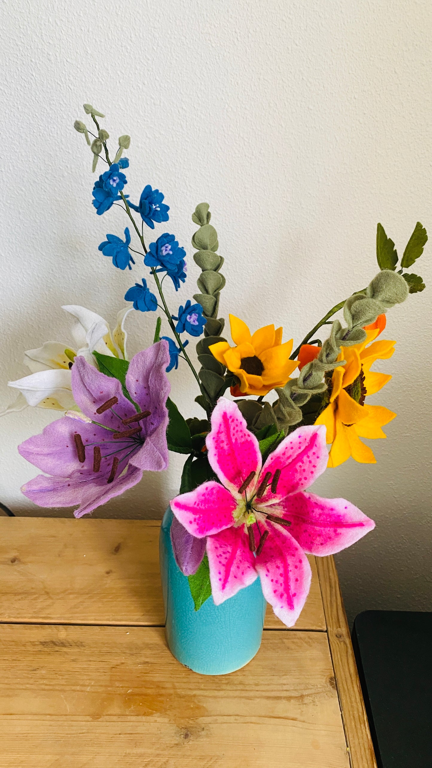Handgemaakt boeket viltbloemen met lelies zonnebloemen ridderspoor
