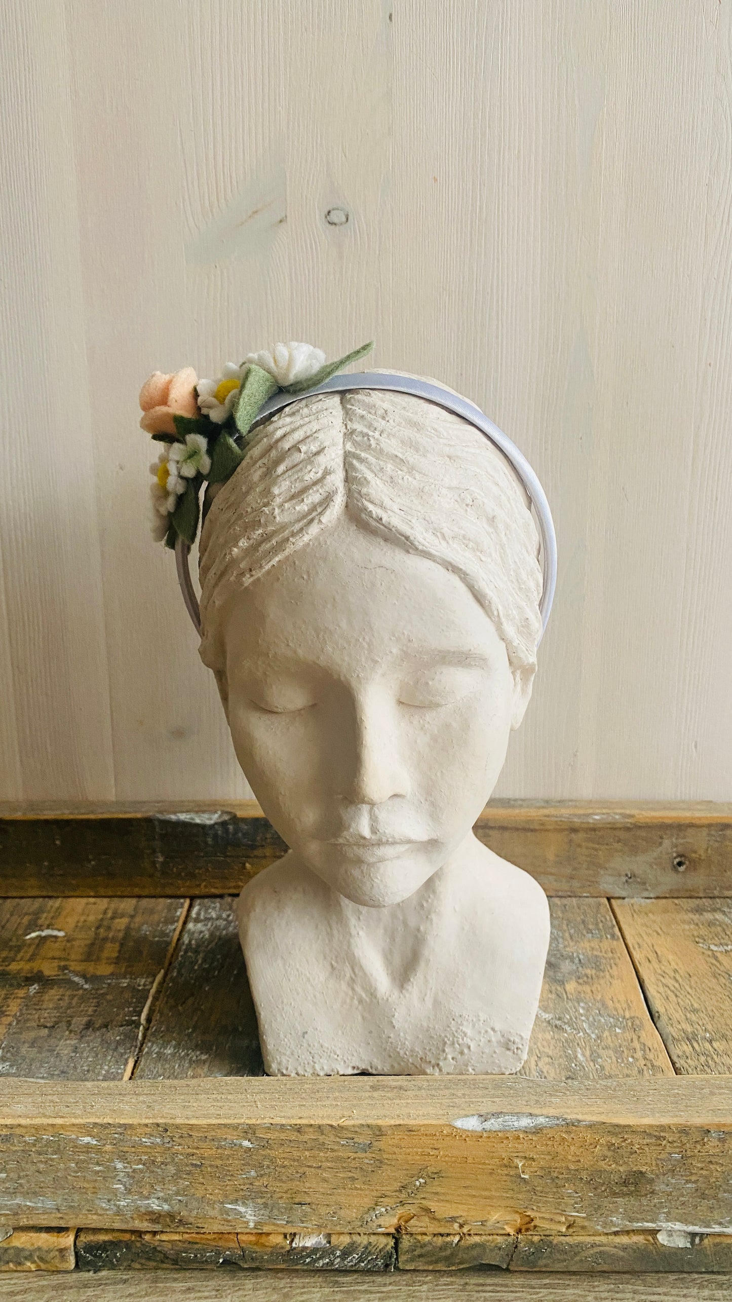 Haarbanden met verschillende viltbloemen