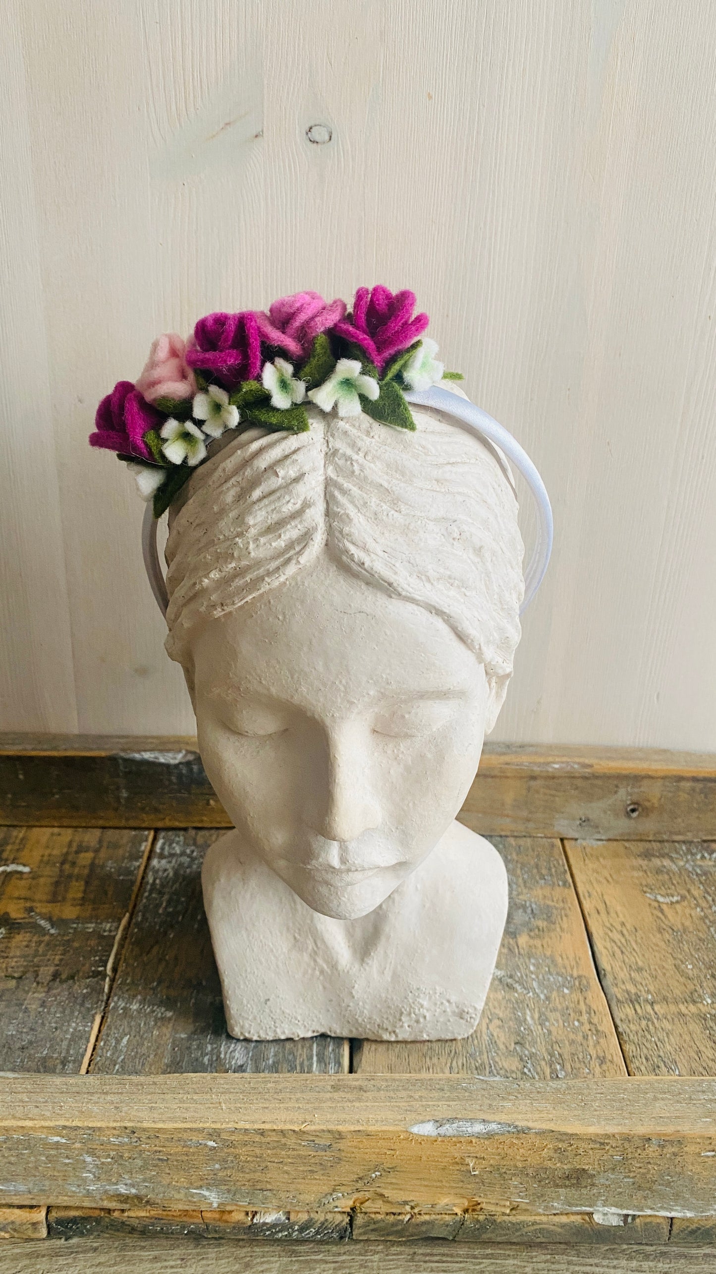 Haarbanden met verschillende viltbloemen