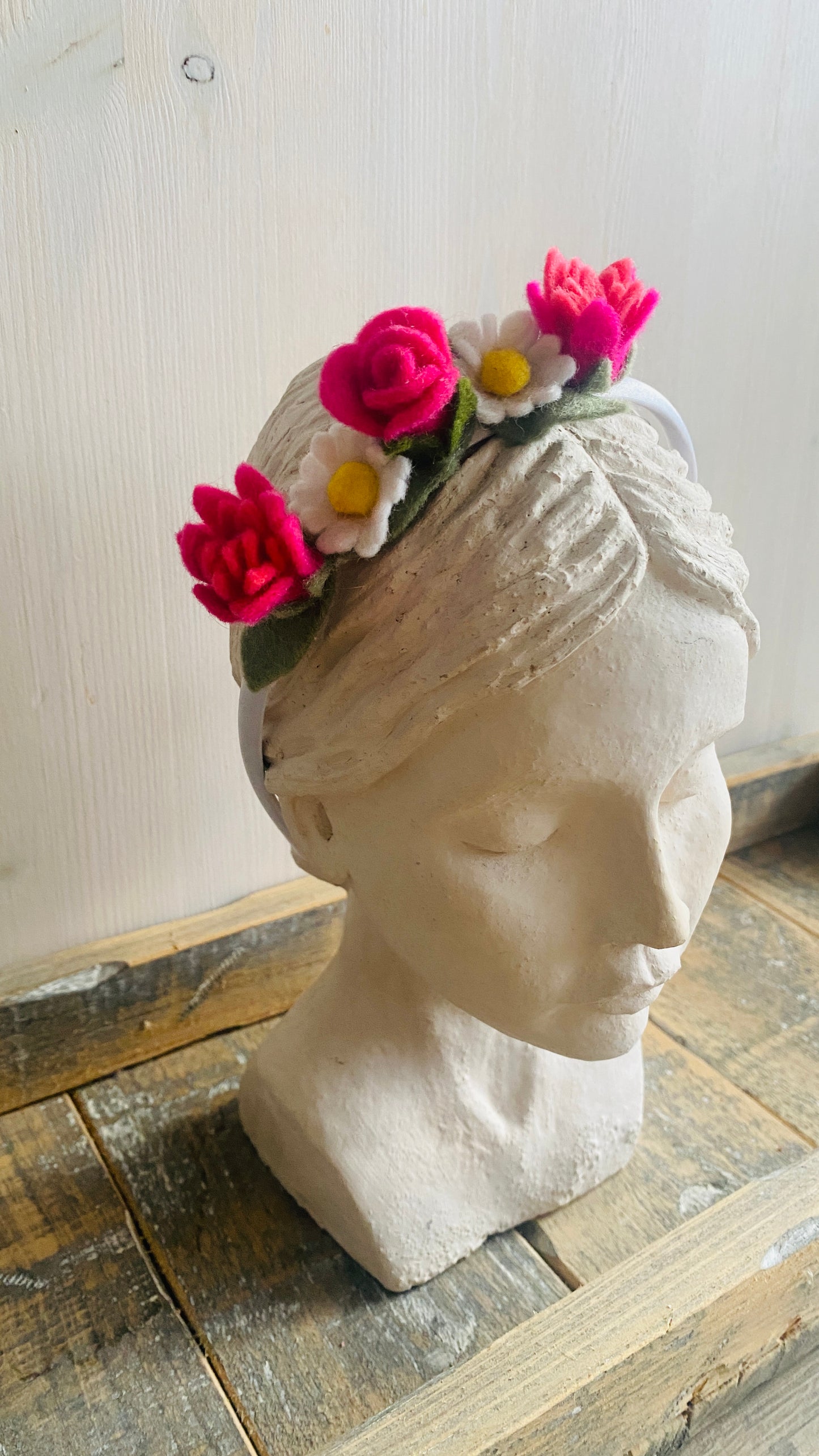 Haarbanden met verschillende viltbloemen