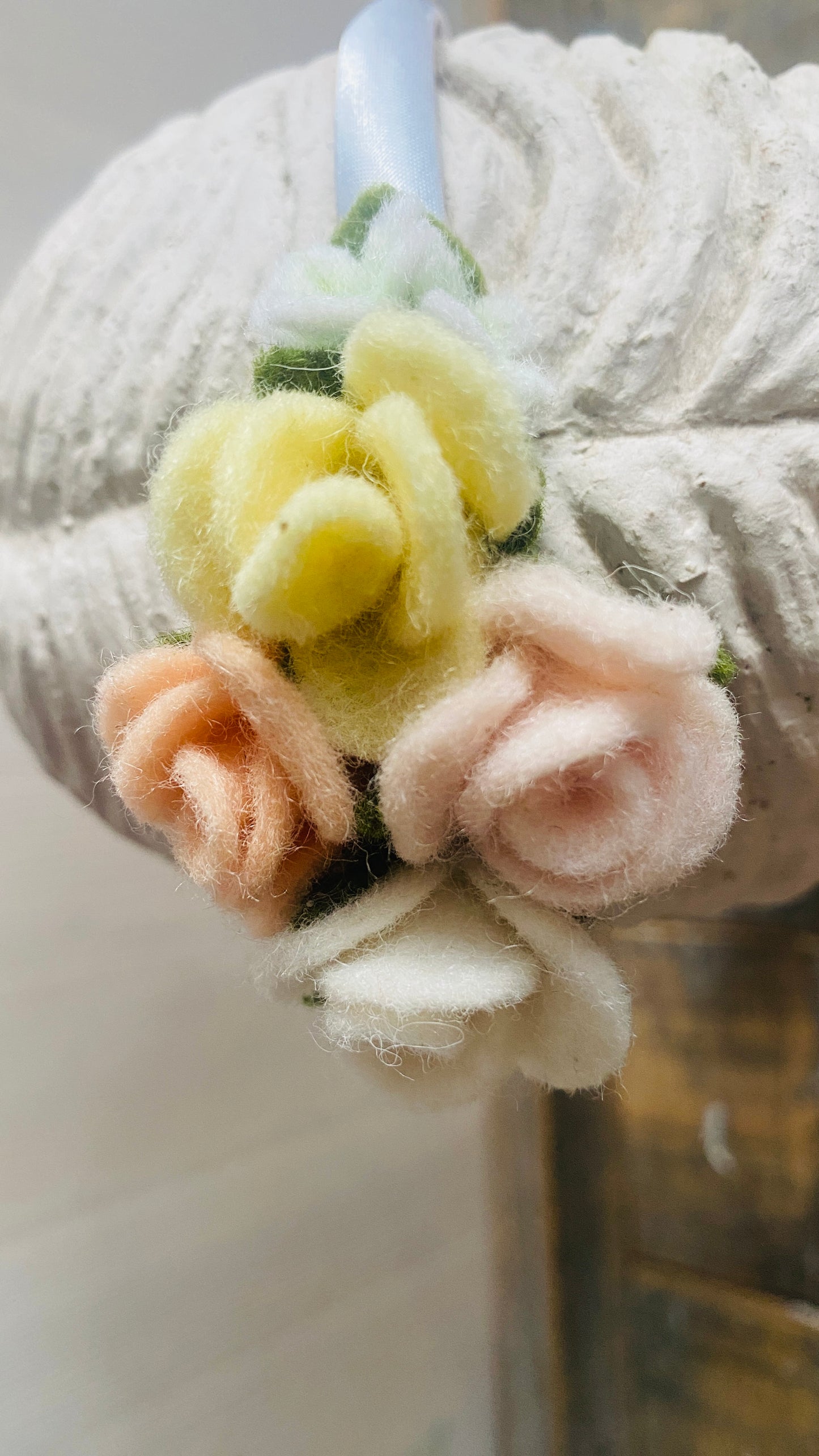 Haarbanden met verschillende viltbloemen