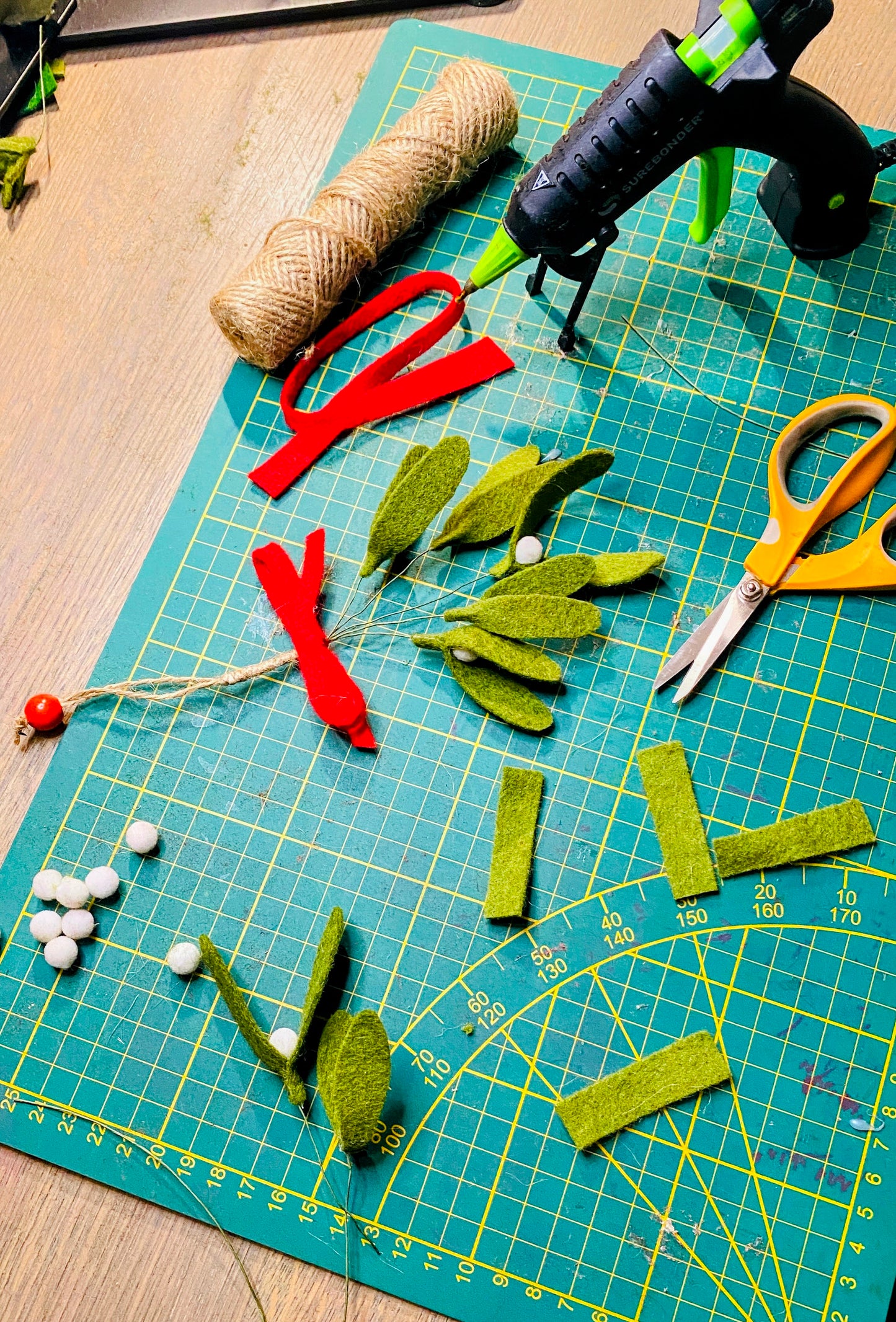 Kersthanger misletoe van vilt – liefdevolle kerstdecoratie