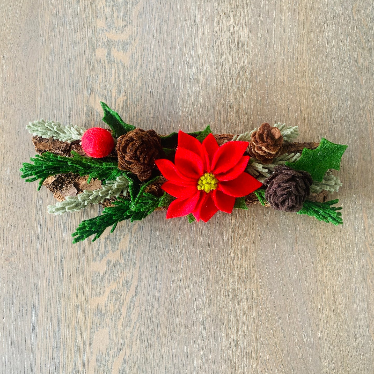 Kerststuk met viltbloemen- sfeervol en duurzaam
