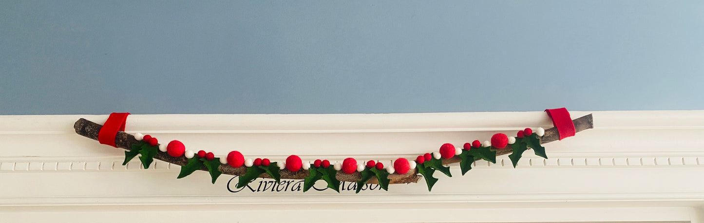 Decoratieve tak met vilten kerstbloemen en groen – originele kerststijl