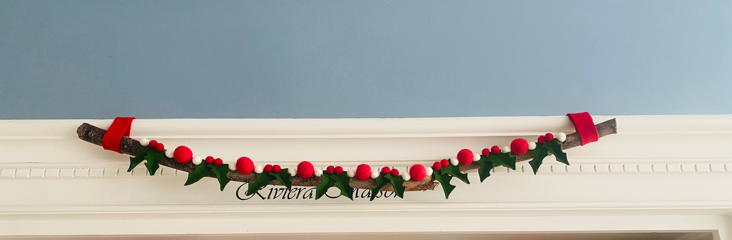 Decoratieve tak met vilten kerstbloemen en groen – originele kerststijl