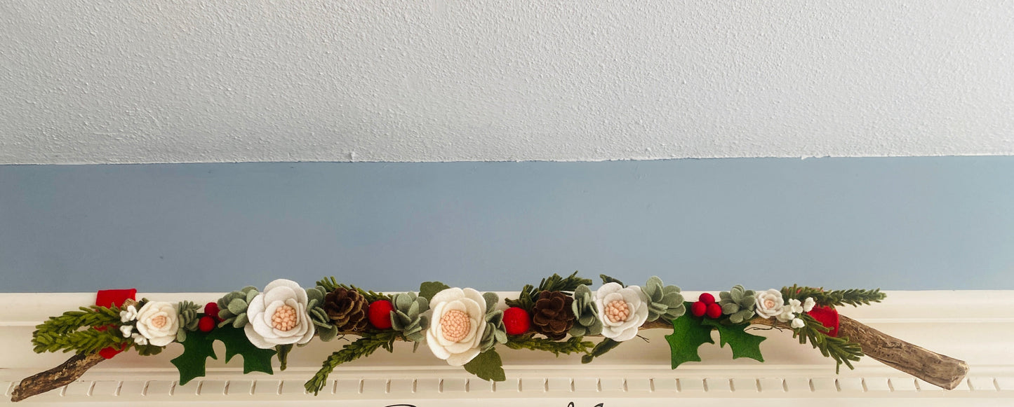 Decoratieve tak met vilten kerstbloemen en groen – originele kerststijl